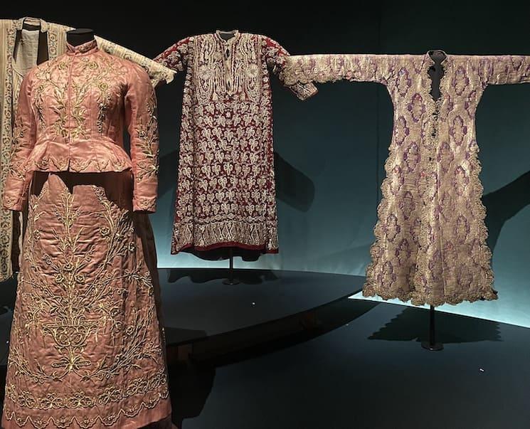 Costumes traditionnels turcs brodés d’or exposés au musée du Quai Branly à Paris. Robes de mariage et habits d’apparat de l’époque ottomane.