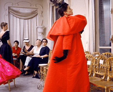 mannequin avec une robe rouge de créateur lors d'un défilé dans les années 1950