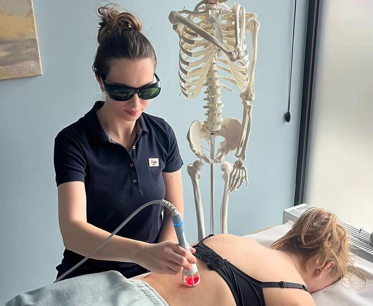 Mathilde bosser varsovie kinésithérapeute-fizjoterapeutka franco-polonaise : trening medyczny, DNS, IAOM