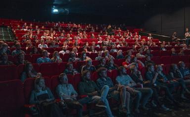 des gens assis dans une salle de cinéma