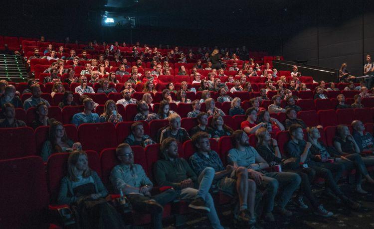 des gens assis dans une salle de cinéma