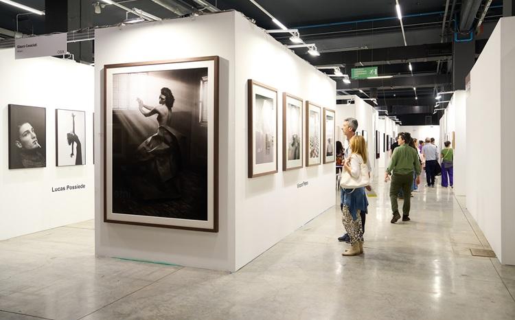 des gens regardent des photographies exposées