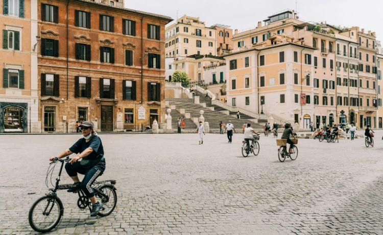 des personnes à vélo à rome