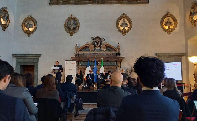 des personnes assistent à une conférence au palazzo farnese à rome