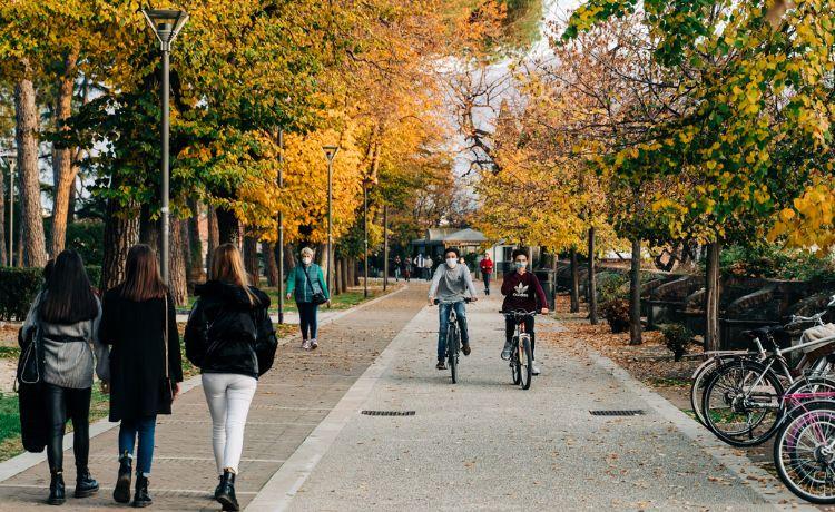 des personnes font du vélo dans la ville qualité de l'air (3)