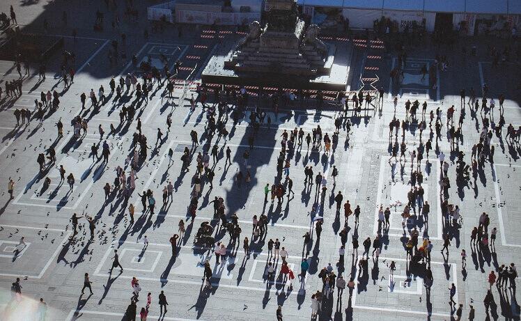 des personnes sur une place vue du haut federico-lancellotti(1)