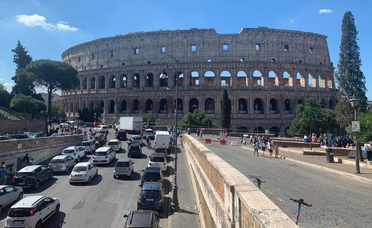 des voitures circulent devant le colisée à Rome Gilles Bens sur Unsplash