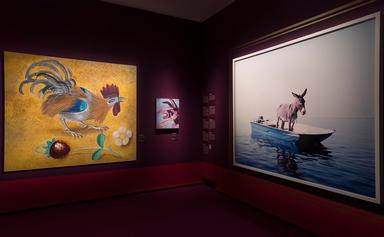 deux tableaux contemporains exposés dans une salle de musée