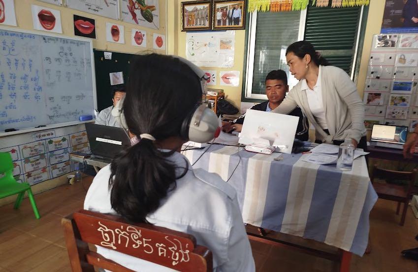 enfant sourd du cambodge