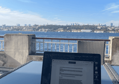 Entreprendre en Turquie : ordinateur ouvert sur un guide face au Bosphore