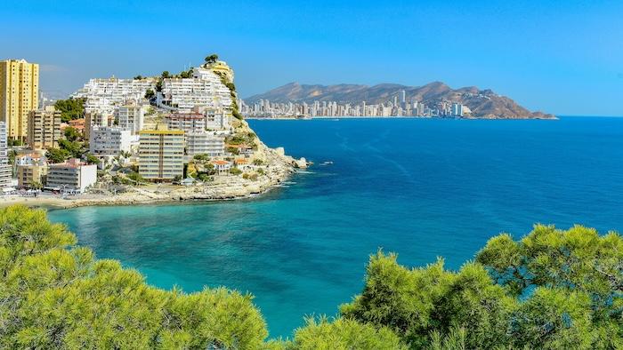 vue de la baie d'alicante en espane avec crique et mer et des immeubles sur le rocher