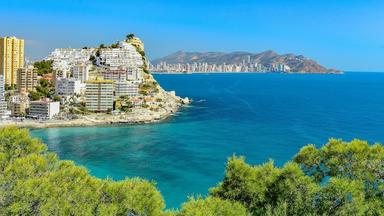 vue de la baie d'alicante en espane avec crique et mer et des immeubles sur le rocher