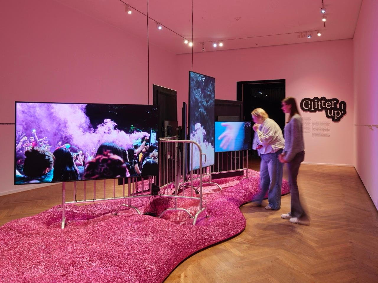 exposition Glitzer à Hambourg, salle rose sur les paillettes et l'expression