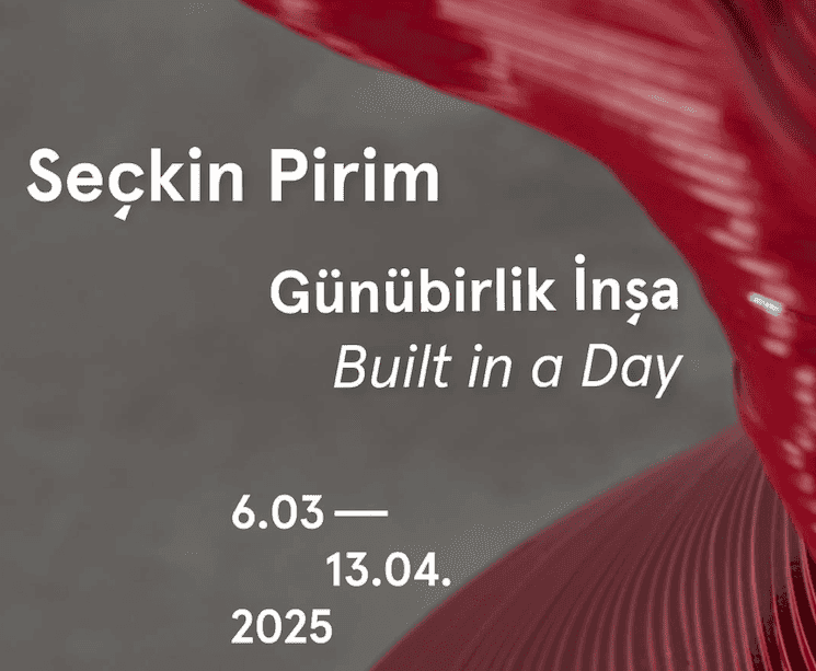 Affiche officielle de l’exposition “Built in a Day” de Seçkin Pirim, à découvrir à Istanbul jusqu’au 13 avril 2025