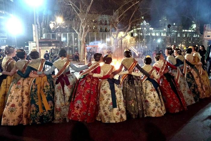 cercle de falleras pendant la crema des Fallas à Valencia