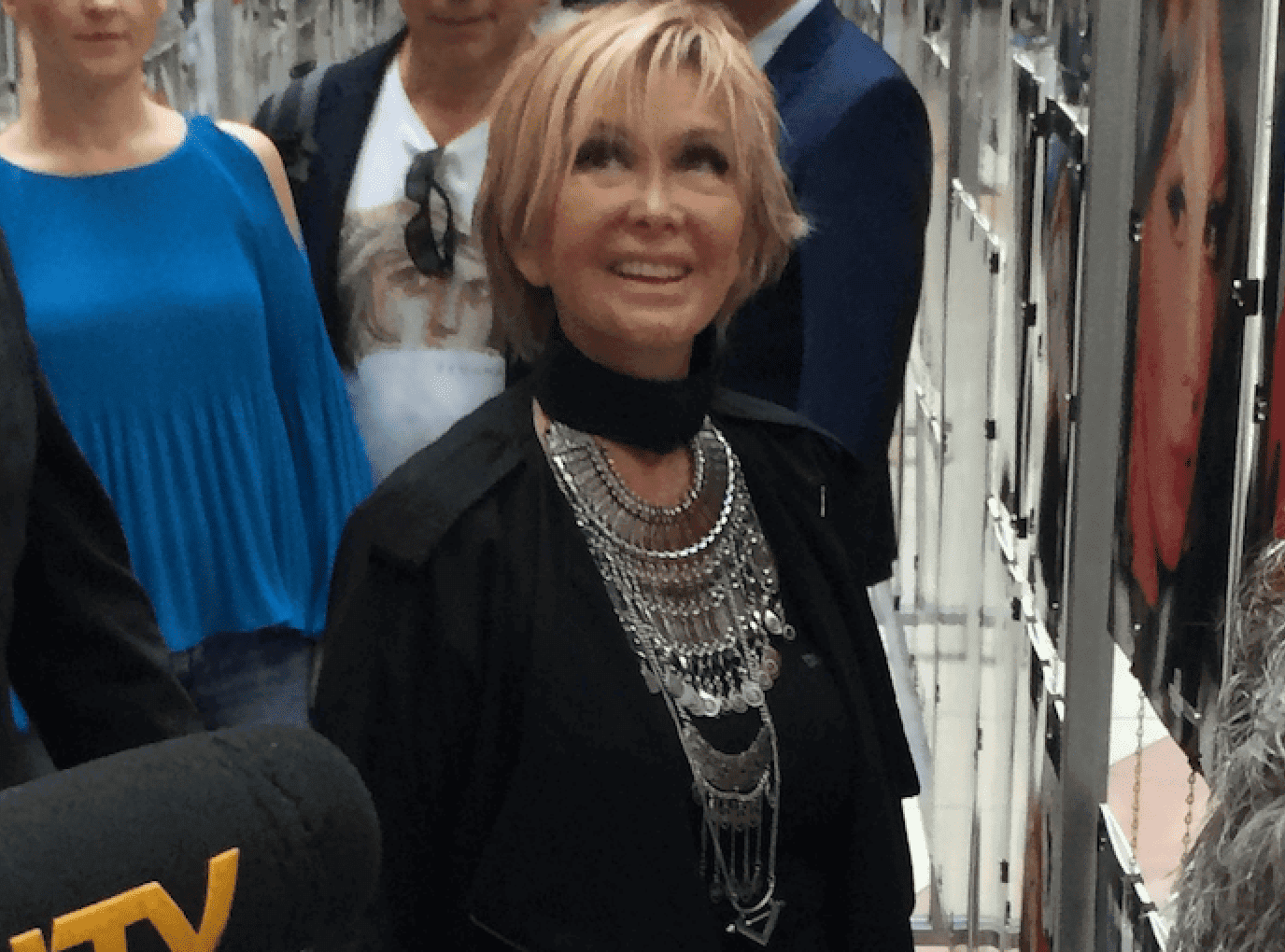 Filiz Akın souriante lors d’un événement hommage, grande actrice turque du cinéma Yeşilçam