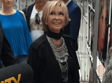 Filiz Akın souriante lors d’un événement hommage, grande actrice turque du cinéma Yeşilçam