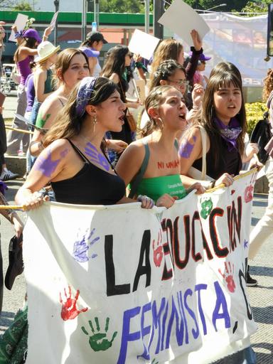 Photo d'une marche féministe