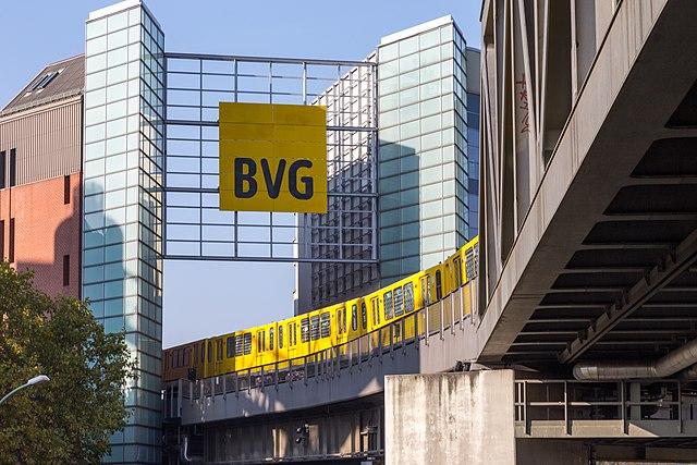 Pont du métro sur le canal Landwehr et bâtiment de la BVG