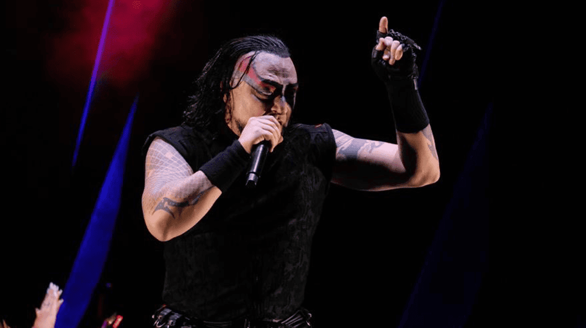 Hayko Cepkin en concert à Izmir en mars 2025, offrant une performance intense avec son maquillage emblématique et son univers rock alternatif unique.