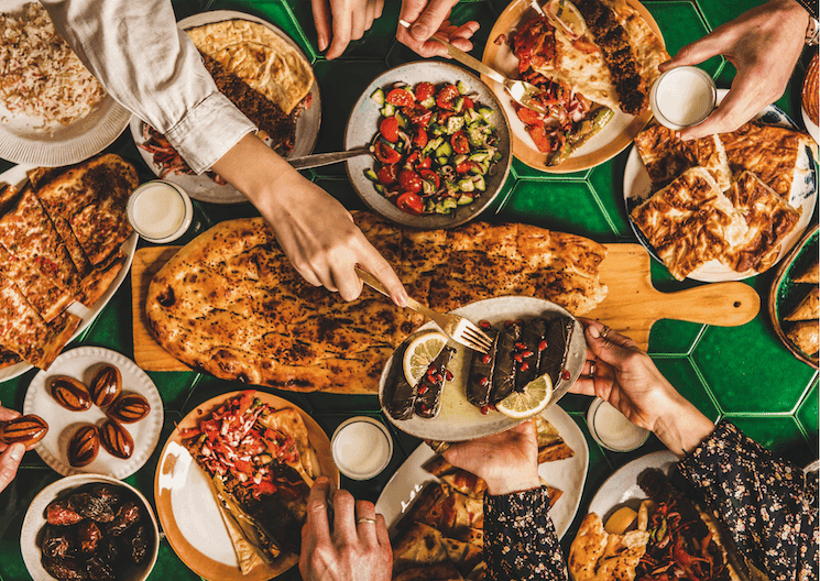 Table d’iftar traditionnelle et moderne en Turquie pendant le Ramadan 2025, illustrant l’évolution des pratiques et des générations.