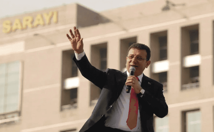 Ekrem Imamoglu devant le palais de justice d’Istanbul, mars 2025