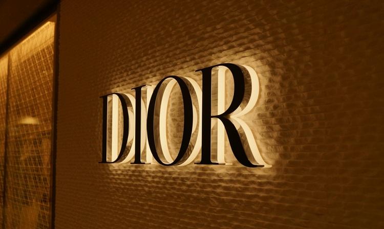 inscription DIOR sur un mur doré