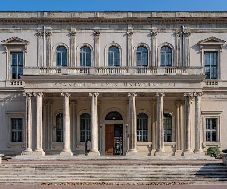 Façade de l’Istanbul Technical University, parmi les mieux classées dans le QS 2025.