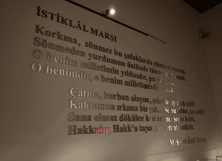 Texte gravé de l’İstiklâl Marşı, l’hymne national turc, affiché sur un mur. Un symbole fort de l’histoire et de l’identité de la Turquie.