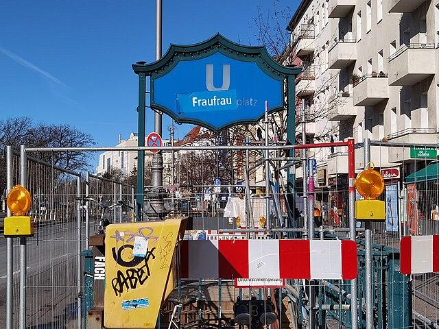 station de métro renommée pour la journée internationale des droits des femmes à Berlin