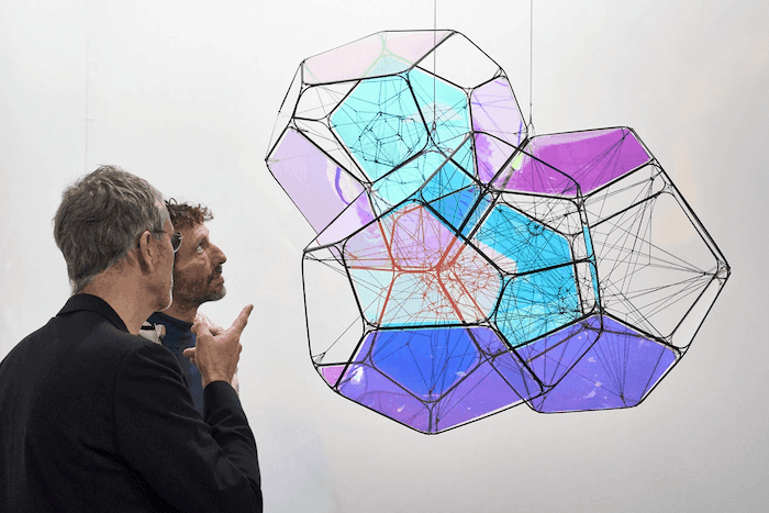 des visiteurs en train de regarder une installation à madrid pour la semaine de l'art contemporain