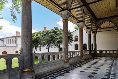 Vue de la cour intérieure du palais de Topkapı à Istanbul, avec colonnes ottomanes et arcades, mars 2025