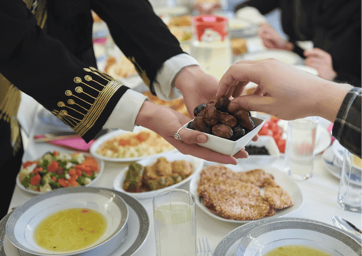 Un convive reçoit un bol de dattes lors de l’iftar du Ramadan en Turquie, une tradition de rupture du jeûne.