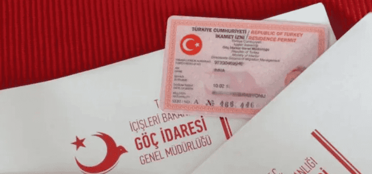 Carte de séjour turque (ikamet) et documents officiels, essentiels pour résider légalement en Turquie.