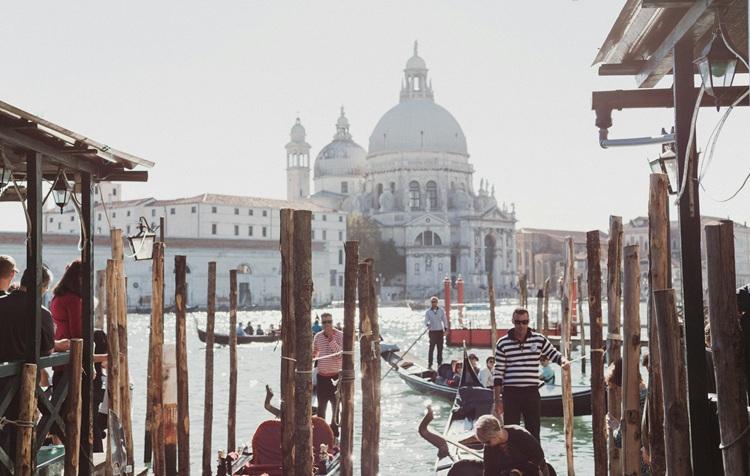personnes sur des gondoles à Venise