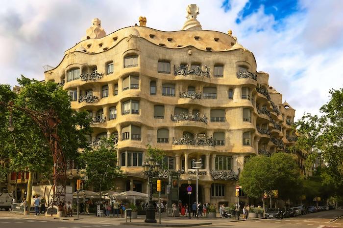 batiment de gaudi à barcelone