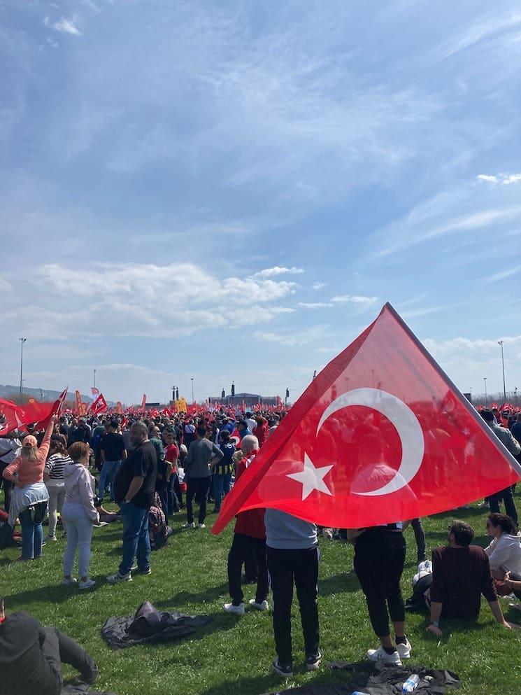 Des manifestants à Maltepe, Istanbul, brandissant le drapeau turc lors du rassemblement du 29 mars 2025 en soutien à Ekrem İmamoğlu.