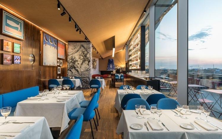 restaurant élégant et nappes blanche