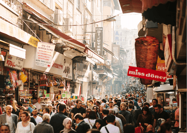 Scène animée dans une rue commerçante d’Istanbul, illustrant les clichés et la diversité du quotidien en Turquie.