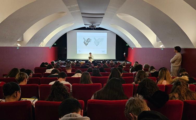 salle de cinéma remplie de personnes