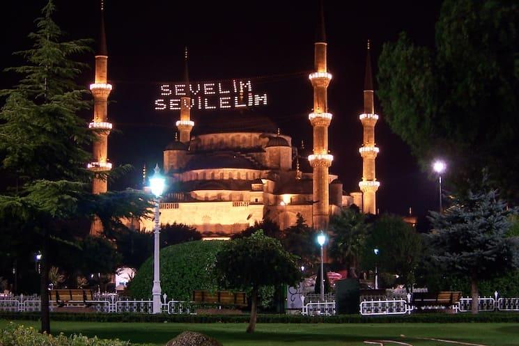 Mosquée Bleue illuminée à Istanbul avec mahya pendant le Ramazan Bayramı 2025