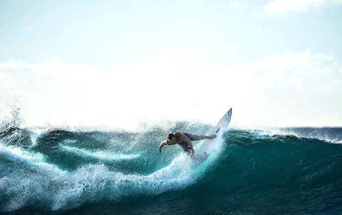 un surfeur en train de surfer sur une vague à barcelone