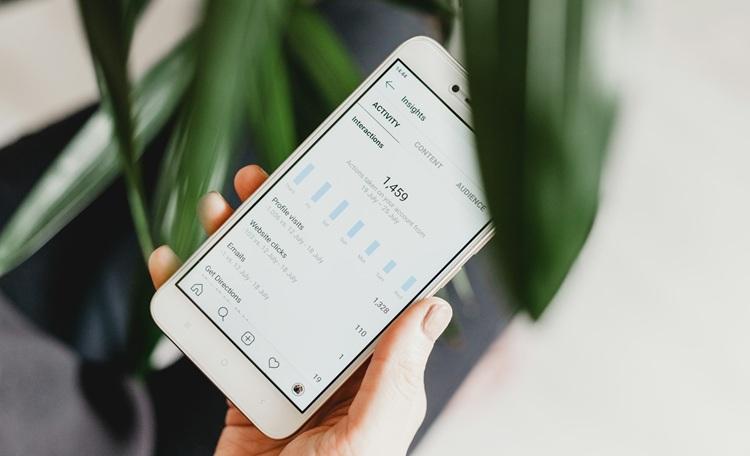 téléphone portable dans une main