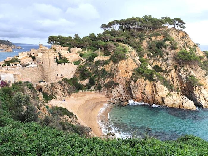 crique et chateau à tossa de mar sur la costa brava en espagne