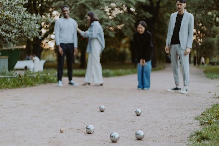 des personnes en train de faire un tournoi de pétanque à madrid
