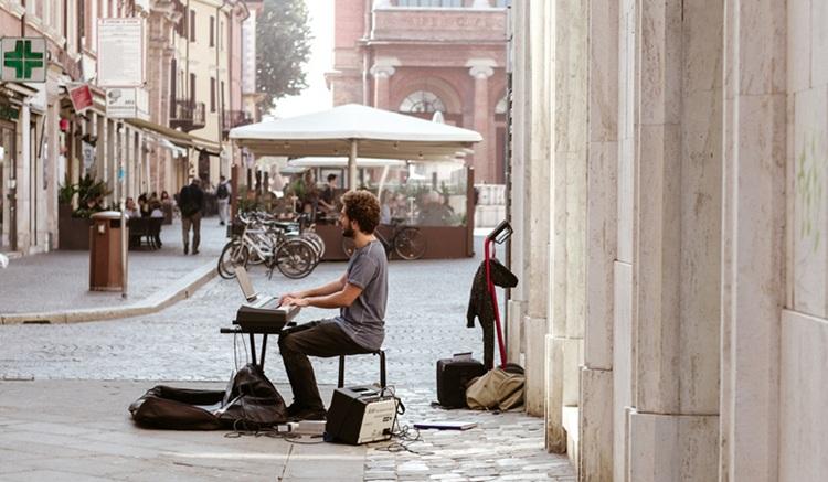 un musicien joue du piano dans la rue
