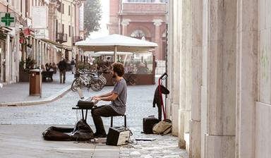 un musicien joue du piano dans la rue