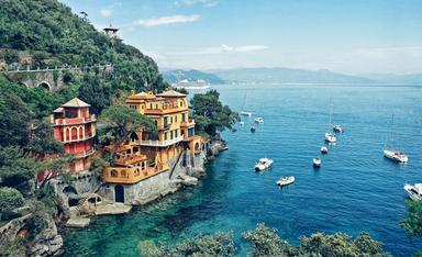 villas colorées au bord de la mer