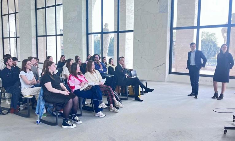 étudiants assis dans une salle écoutent une conférence