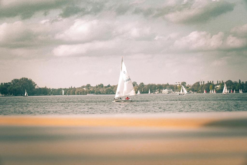 Au large du port d'hambourg avec des bateaux